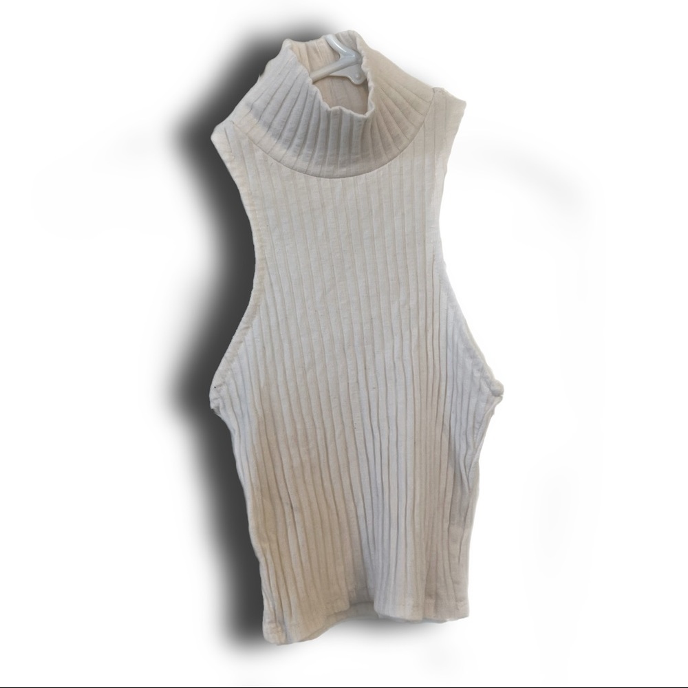 Sleeveless ribbed y2k white turtleneck crop top
Size xtra small